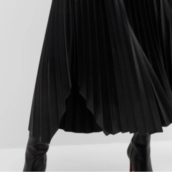 Elie Tahari leather The Amalia Pleated Mixed Media Sweater Dress
Color black - Picture 5 of 13